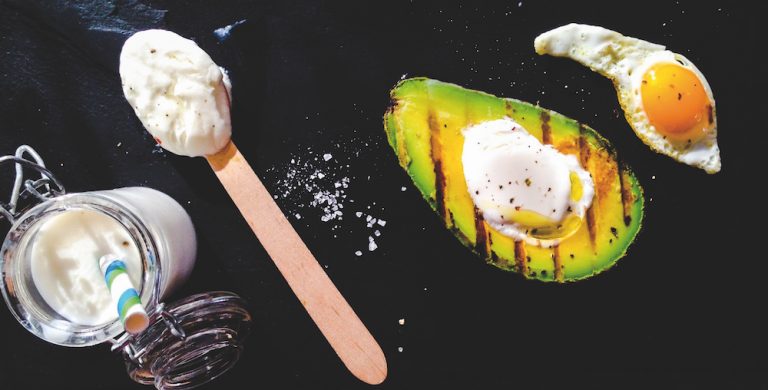 La ricetta per fare l'Avocado ripieno di Kefir e uova